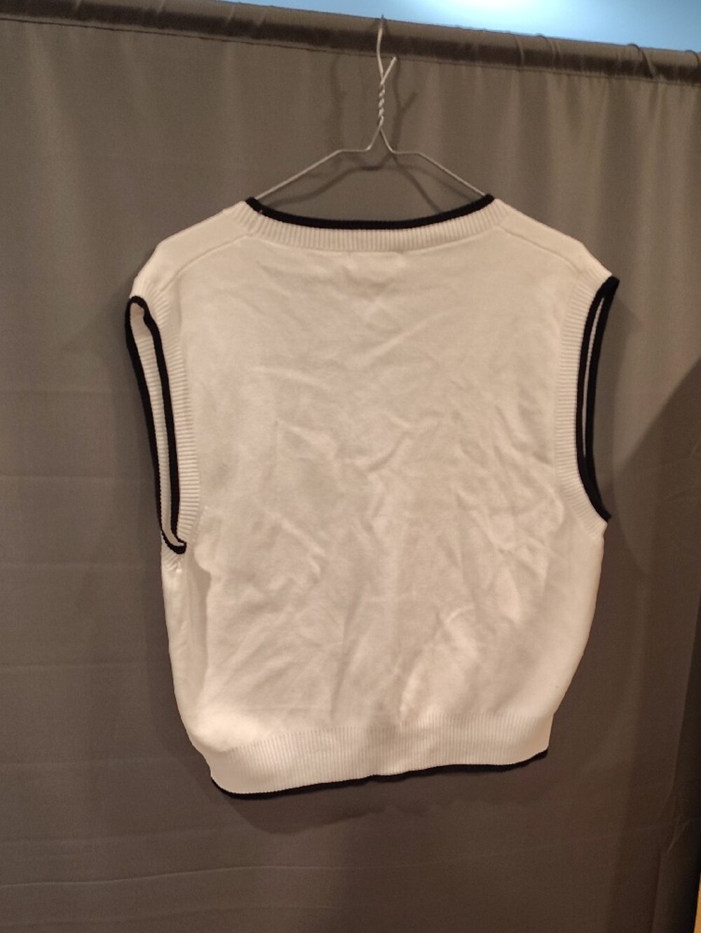 👕2 for 15$ Or 3 for 20$👕Suzy Shier White Ribbed Knit Tank with Black Neck Trim - Picture 4 of 4